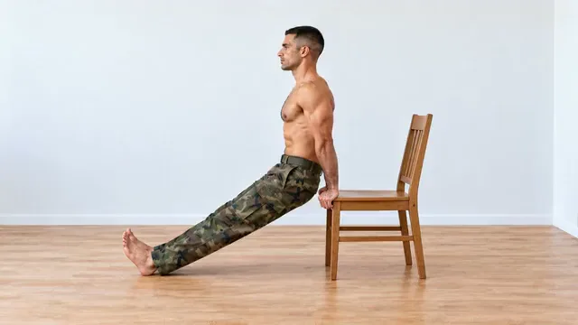Fondos en silla con piernas extendidas